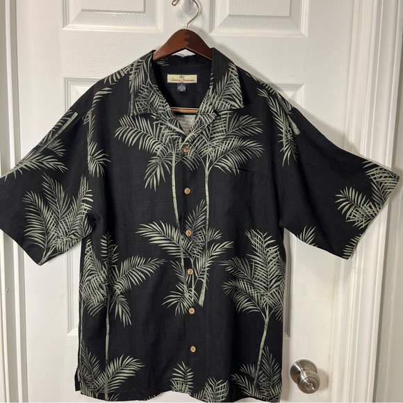 Tommy Bahama Black Palm Tree Print Men's Shirt size Medium Silk - Picture 1 of 11